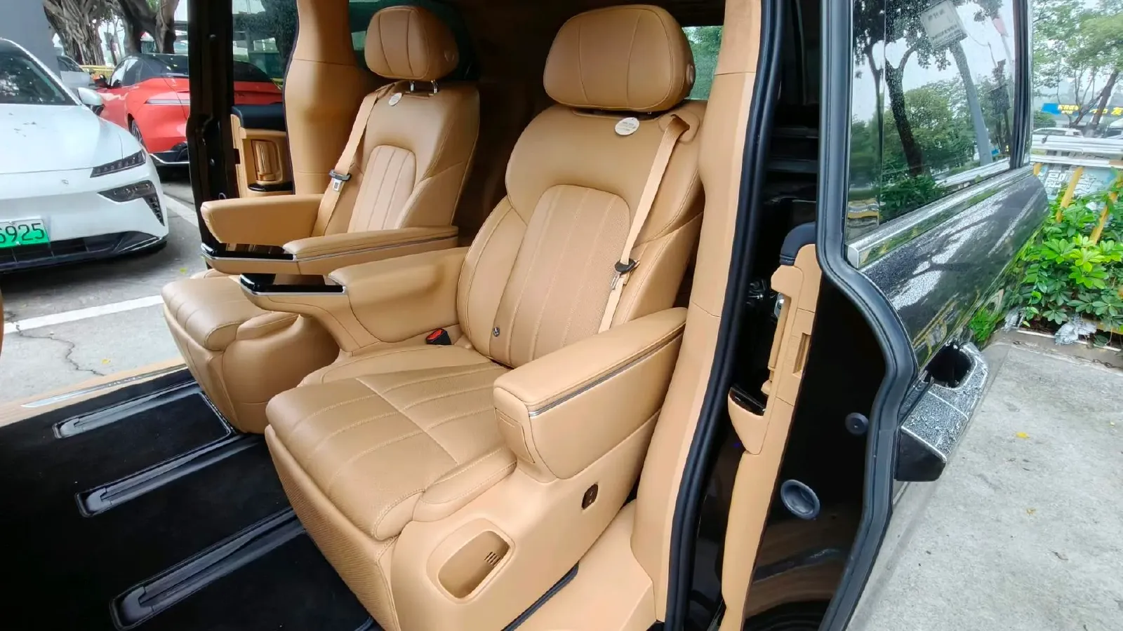 2025 Voyah Dream 1.5T 150HP L4 PHEV 41.7KWH,autocango,china used car exporter,china ev exporter,chinese used car exporter,chinese used ev exporter