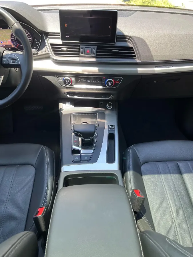 2020 Audi Q5L 2.0T 190HP L4 7DCT,autocango,china used car exporter,china ev exporter,chinese used car exporter,chinese used ev exporter