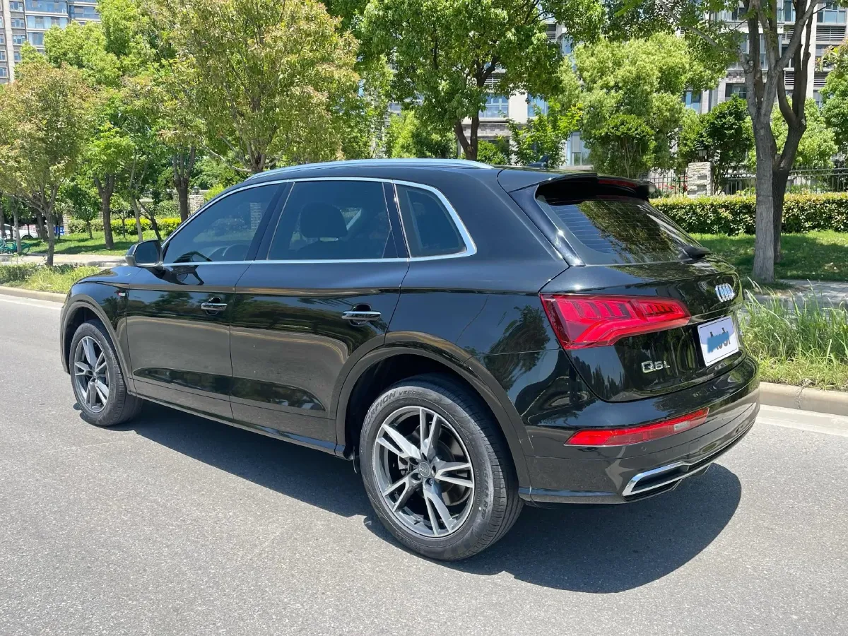 2020 Audi Q5L 2.0T 190HP L4 7DCT,autocango,china used car exporter,china ev exporter,chinese used car exporter,chinese used ev exporter