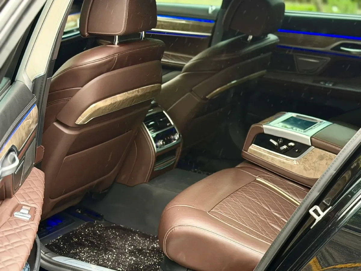 2021 BMW 7 Series 3.0T 340HP L6 8AT,autocango,china used car exporter,china ev exporter,chinese used car exporter,chinese used ev exporter