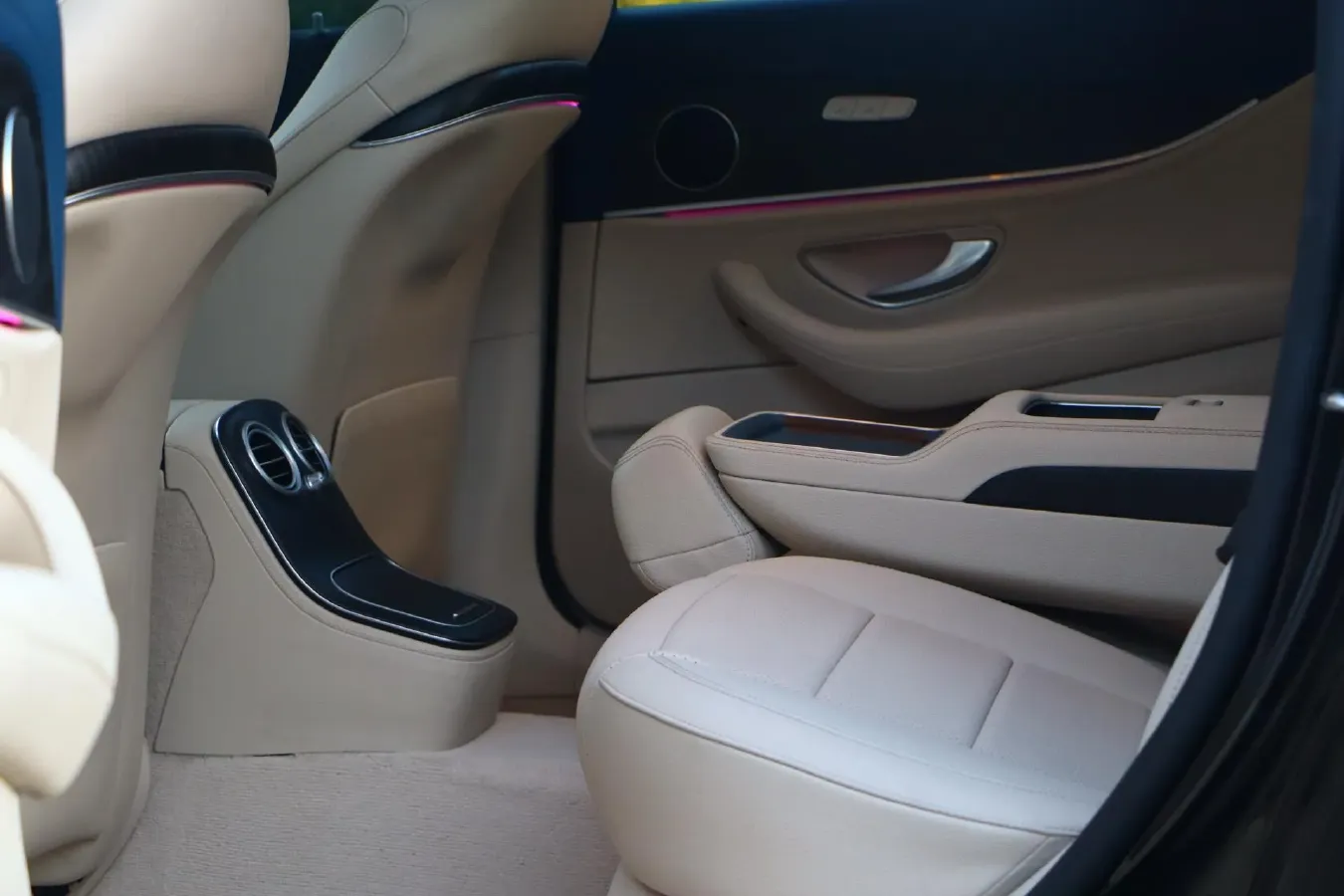 2022 Mercedes-Benz E Class 2.0T 211HP L4 9AT PHEV 25.4KWH,autocango,china used car exporter,china ev exporter,chinese used car exporter,chinese used ev exporter