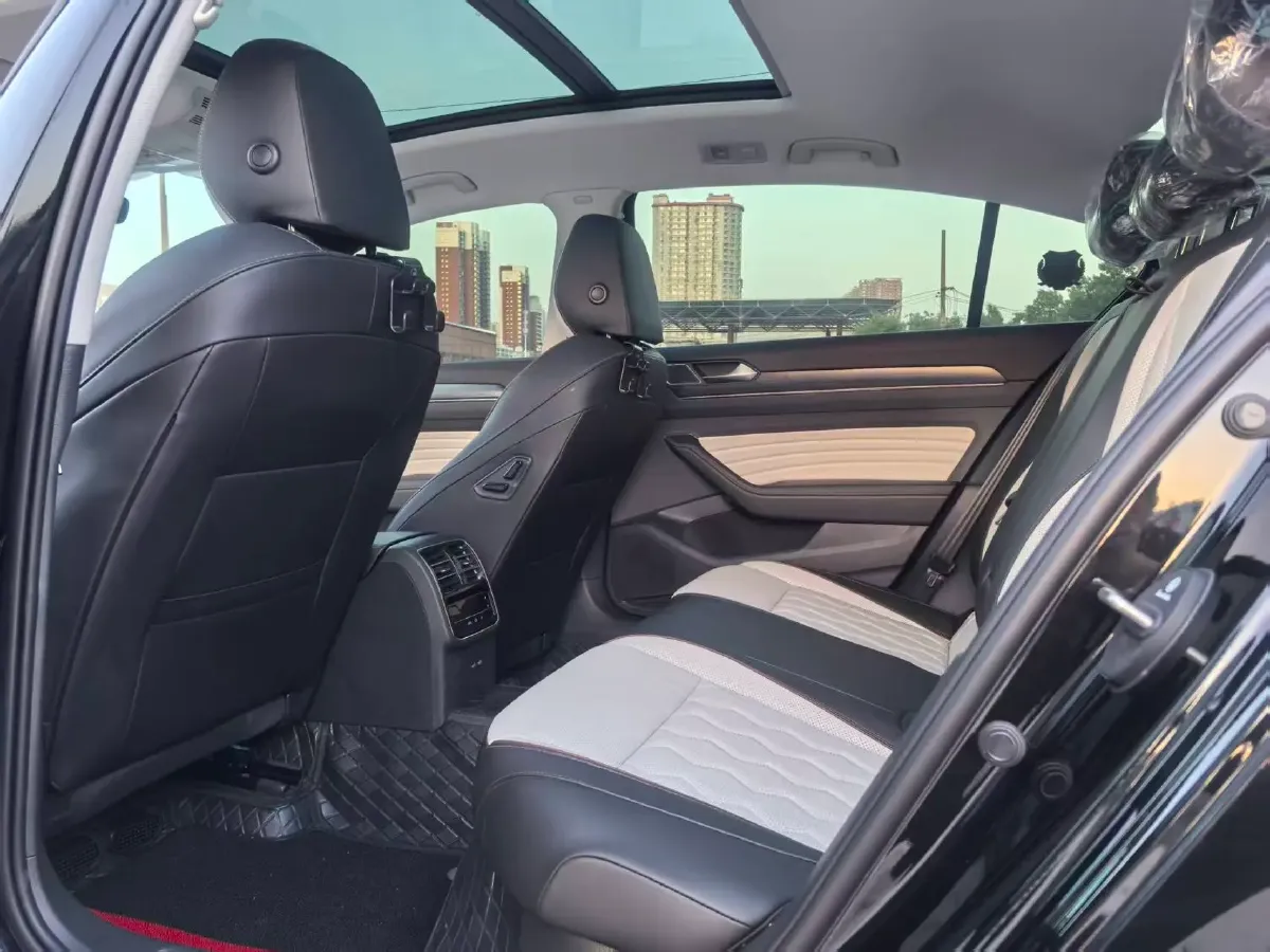 2026 Volkswagen Magotan 2.0T 220HP L4 7DCT,autocango,china used car exporter,china ev exporter,chinese used car exporter,chinese used ev exporter