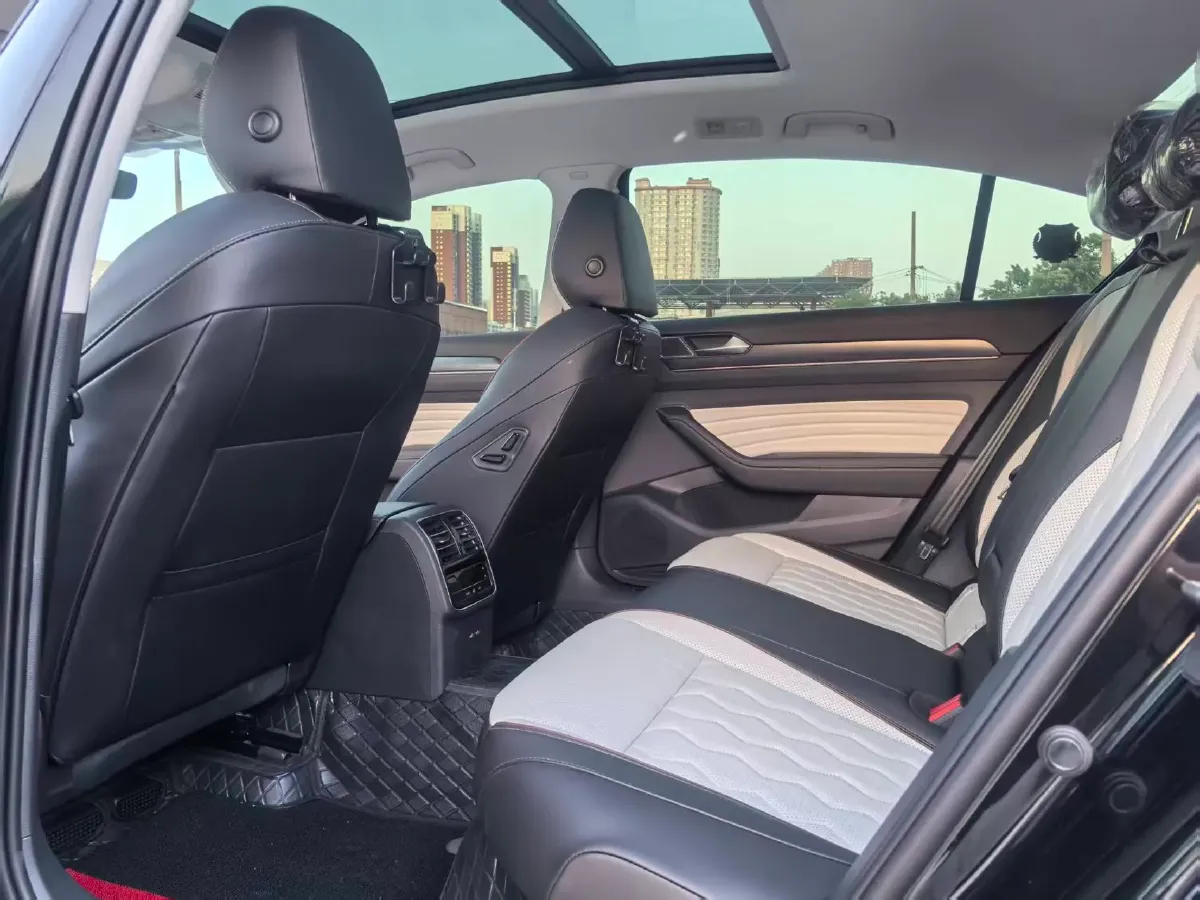 2026 Volkswagen Magotan 2.0T 220HP L4 7DCT,autocango,china used car exporter,china ev exporter,chinese used car exporter,chinese used ev exporter