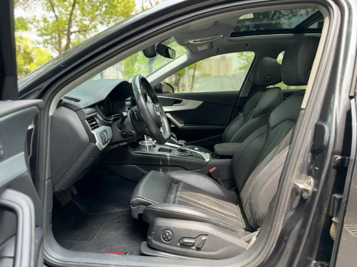 2022 Audi A4L 2.0T 190HP L4 7DCT,autocango,china used car exporter,china ev exporter,chinese used car exporter,chinese used ev exporter