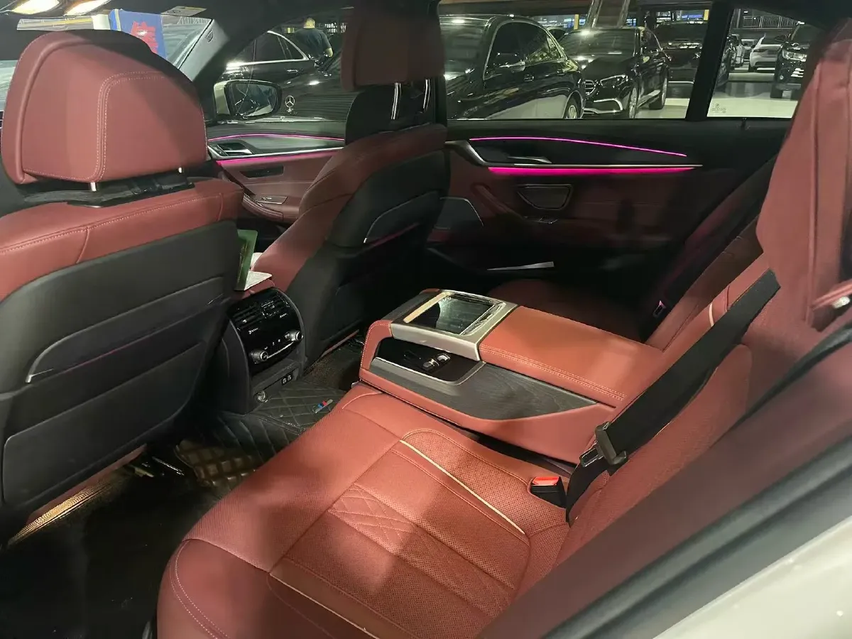 2022 BMW 5 Series 2.0T 252HP L4 8AT,autocango,china used car exporter,china ev exporter,chinese used car exporter,chinese used ev exporter