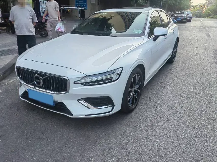 2022 Volvo S60 2.0T 197HP L4 8AT,autocango,china used car exporter,china ev exporter,chinese used car exporter,chinese used ev exporter