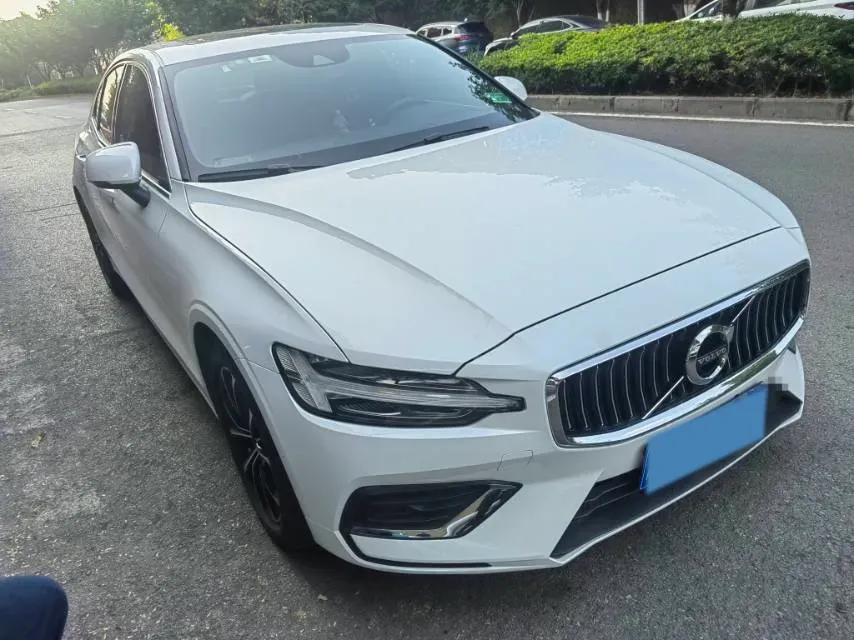2022 Volvo S60 2.0T 197HP L4 8AT,autocango,china used car exporter,china ev exporter,chinese used car exporter,chinese used ev exporter