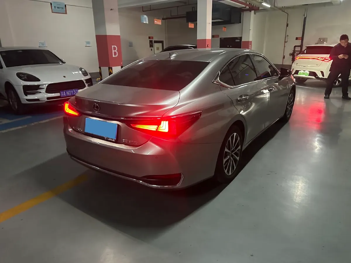 2022 Lexus ES 2.0L 173HP L4 CVT,autocango,china used car exporter,china ev exporter,chinese used car exporter,chinese used ev exporter