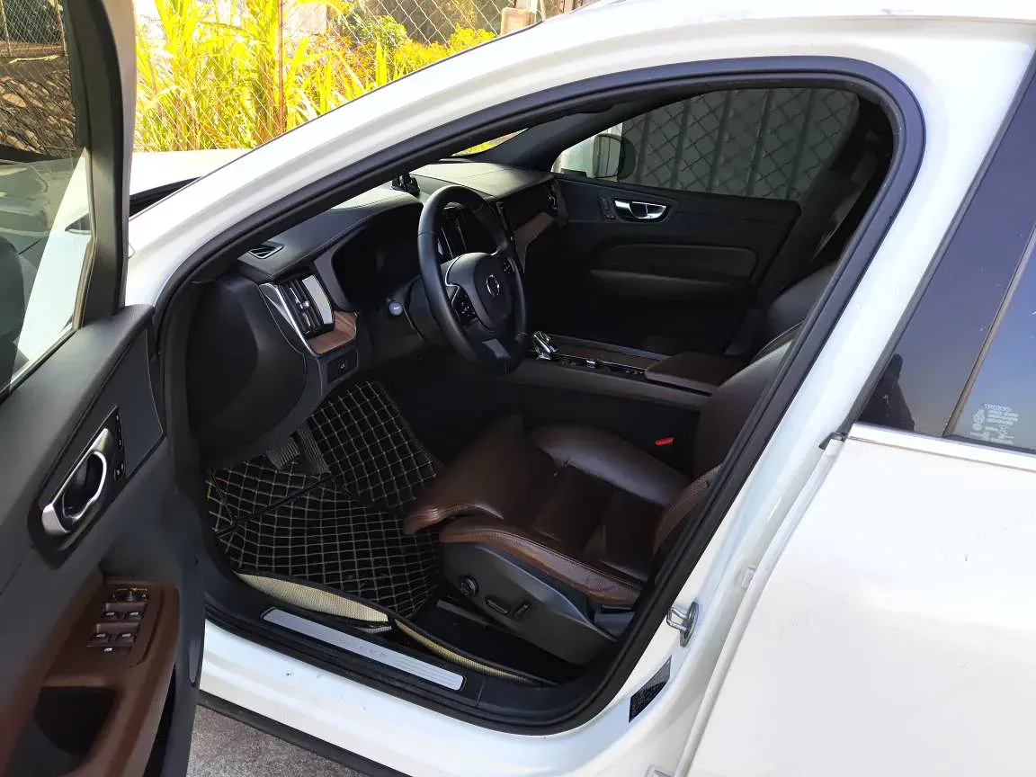 2023 Volvo XC60 2.0T 250HP L4 8AT,autocango,china used car exporter,china ev exporter,chinese used car exporter,chinese used ev exporter