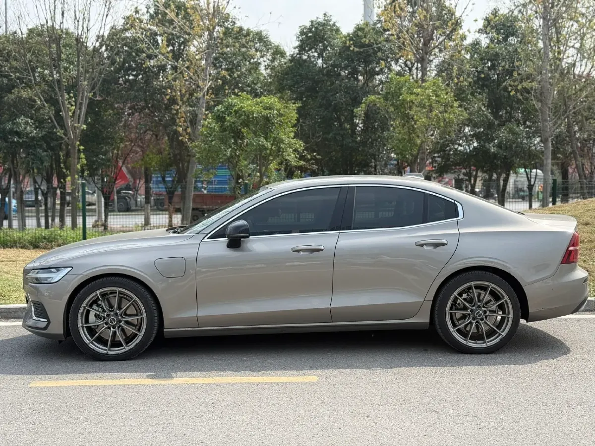 2022 Volvo S60 PHEV 2.0T 303HP L4 8AT PHEV 11.6KWH,autocango,china used car exporter,china ev exporter,chinese used car exporter,chinese used ev exporter