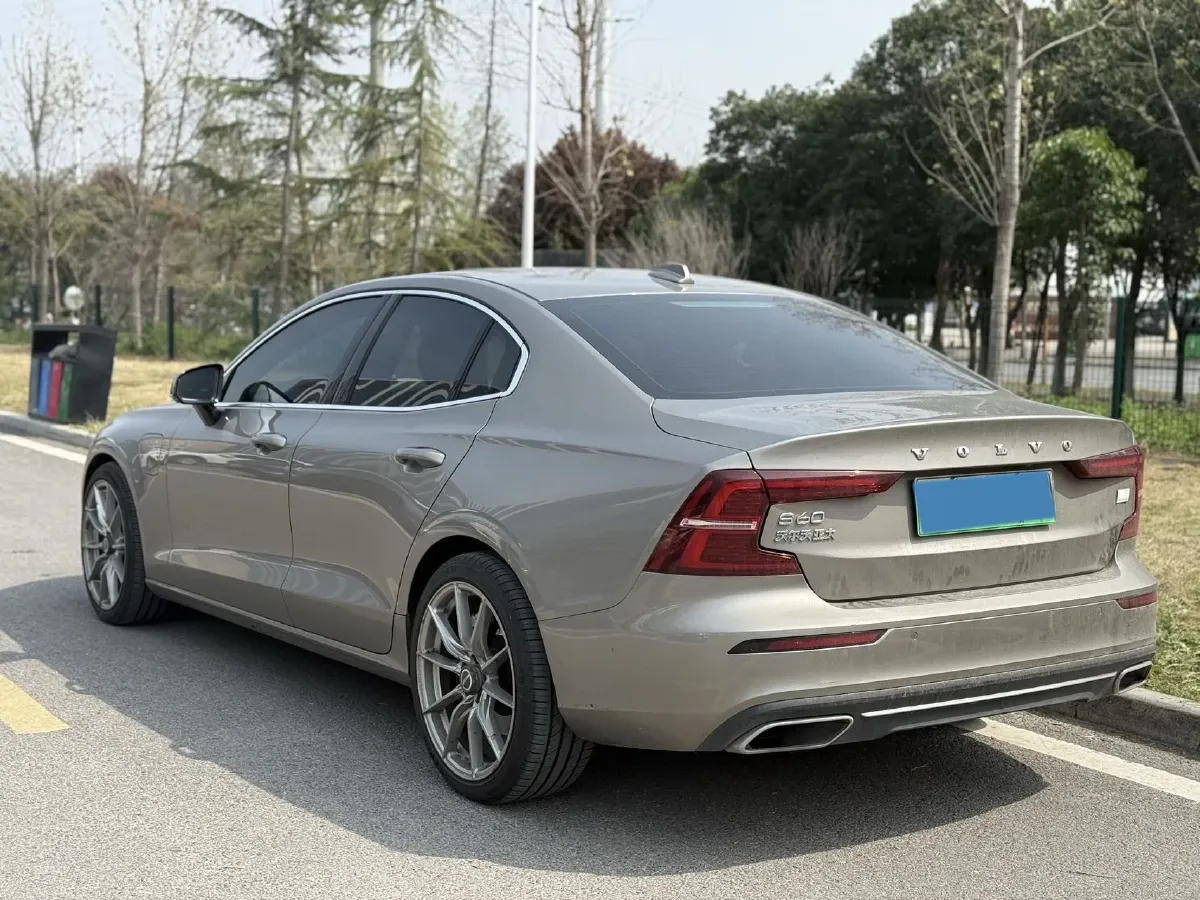 2022 Volvo S60 PHEV 2.0T 303HP L4 8AT PHEV 11.6KWH,autocango,china used car exporter,china ev exporter,chinese used car exporter,chinese used ev exporter