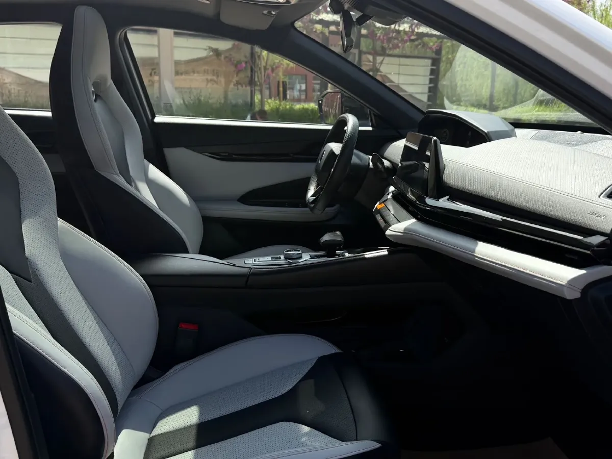 2024 ChangAn UNI-V iDD 1.5L 110HP L4 E-CVT PHEV 18.99KWH,autocango,china used car exporter,china ev exporter,chinese used car exporter,chinese used ev exporter