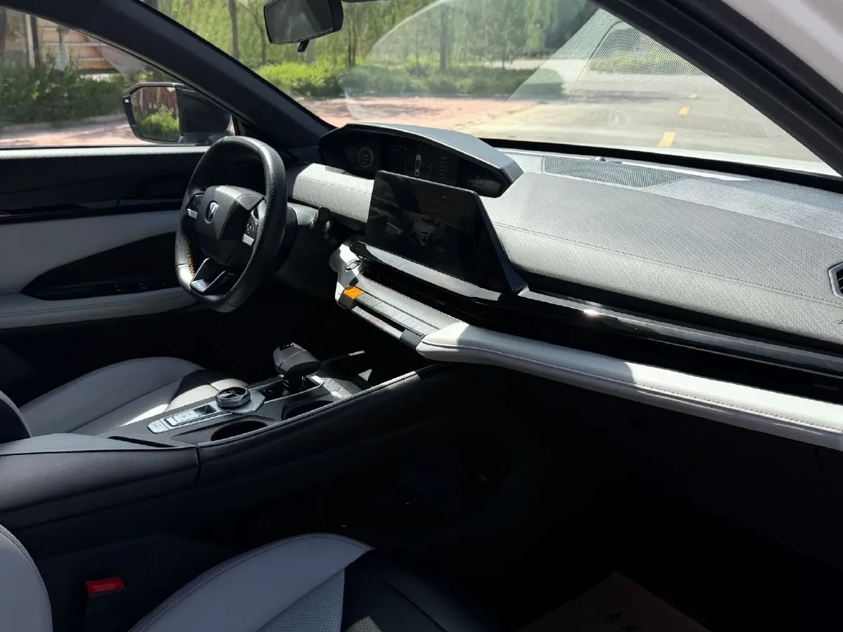 2024 ChangAn UNI-V iDD 1.5L 110HP L4 E-CVT PHEV 18.99KWH,autocango,china used car exporter,china ev exporter,chinese used car exporter,chinese used ev exporter