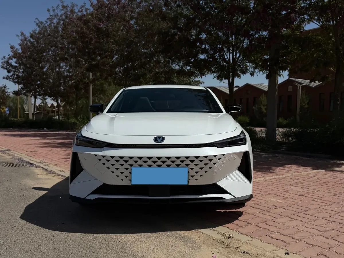 2024 ChangAn UNI-V iDD 1.5L 110HP L4 E-CVT PHEV 18.99KWH,autocango,china used car exporter,china ev exporter,chinese used car exporter,chinese used ev exporter