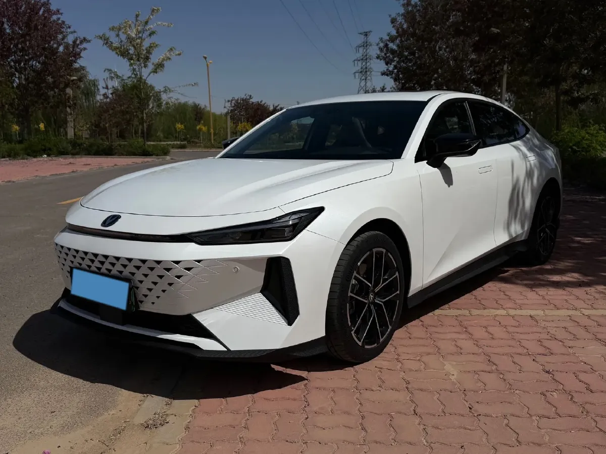 2024 ChangAn UNI-V iDD 1.5L 110HP L4 E-CVT PHEV 18.99KWH,autocango,china used car exporter,china ev exporter,chinese used car exporter,chinese used ev exporter