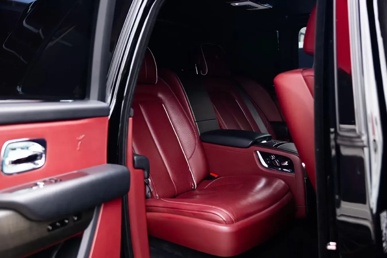 2018 Rolls-Royce Cullinan 6.7T 571HP V12 8AT,autocango,china used car exporter,china ev exporter,chinese used car exporter,chinese used ev exporter