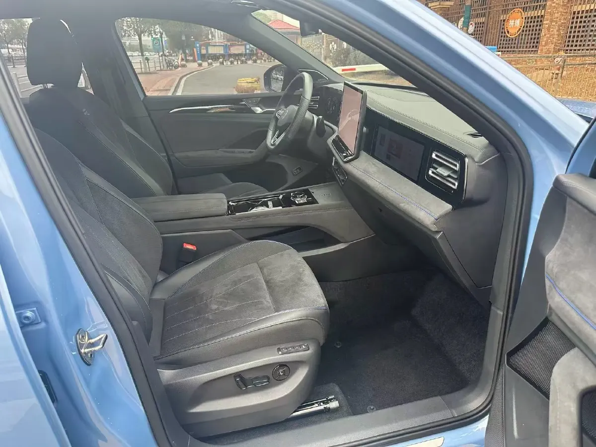 2024 Volkswagen Tiguan L 2.0T 220HP L4 7DCT,autocango,china used car exporter,china ev exporter,chinese used car exporter,chinese used ev exporter