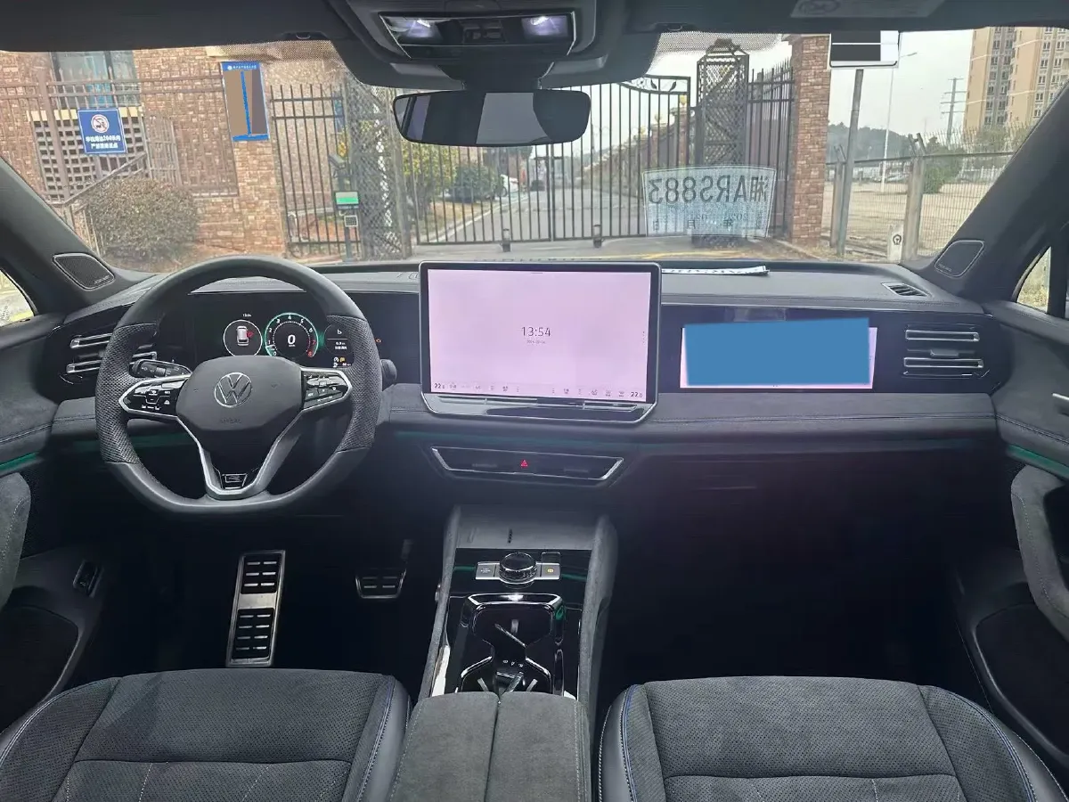 2024 Volkswagen Tiguan L 2.0T 220HP L4 7DCT,autocango,china used car exporter,china ev exporter,chinese used car exporter,chinese used ev exporter