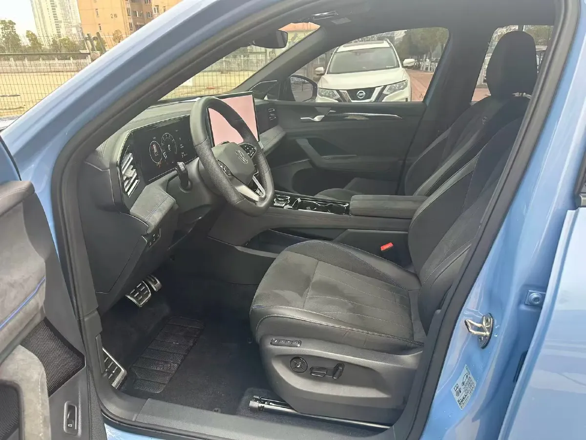 2024 Volkswagen Tiguan L 2.0T 220HP L4 7DCT,autocango,china used car exporter,china ev exporter,chinese used car exporter,chinese used ev exporter