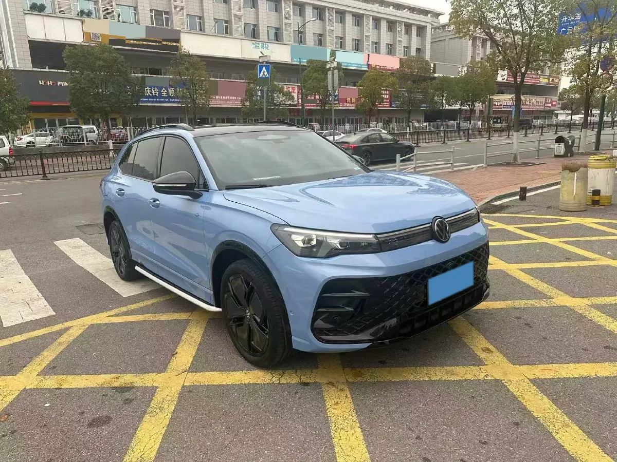 2024 Volkswagen Tiguan L 2.0T 220HP L4 7DCT,autocango,china used car exporter,china ev exporter,chinese used car exporter,chinese used ev exporter