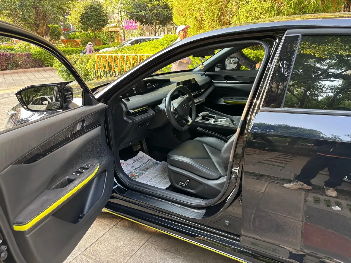 2022 ChangAn UNI-V 1.5T 188HP L4 7DCT,autocango,china used car exporter,china ev exporter,chinese used car exporter,chinese used ev exporter
