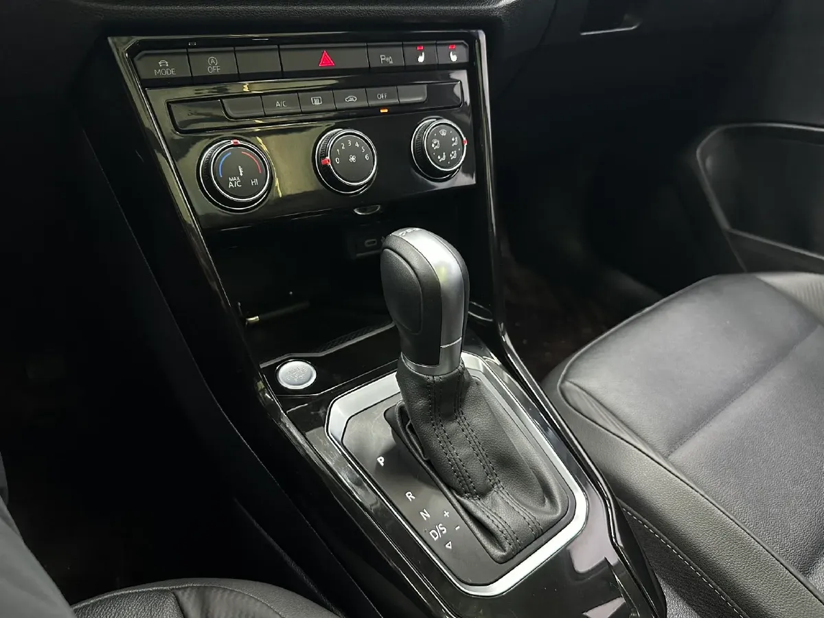 2022 Volkswagen T-Roc 1.4T 150HP L4 7DCT,autocango,china used car exporter,china ev exporter,chinese used car exporter,chinese used ev exporter