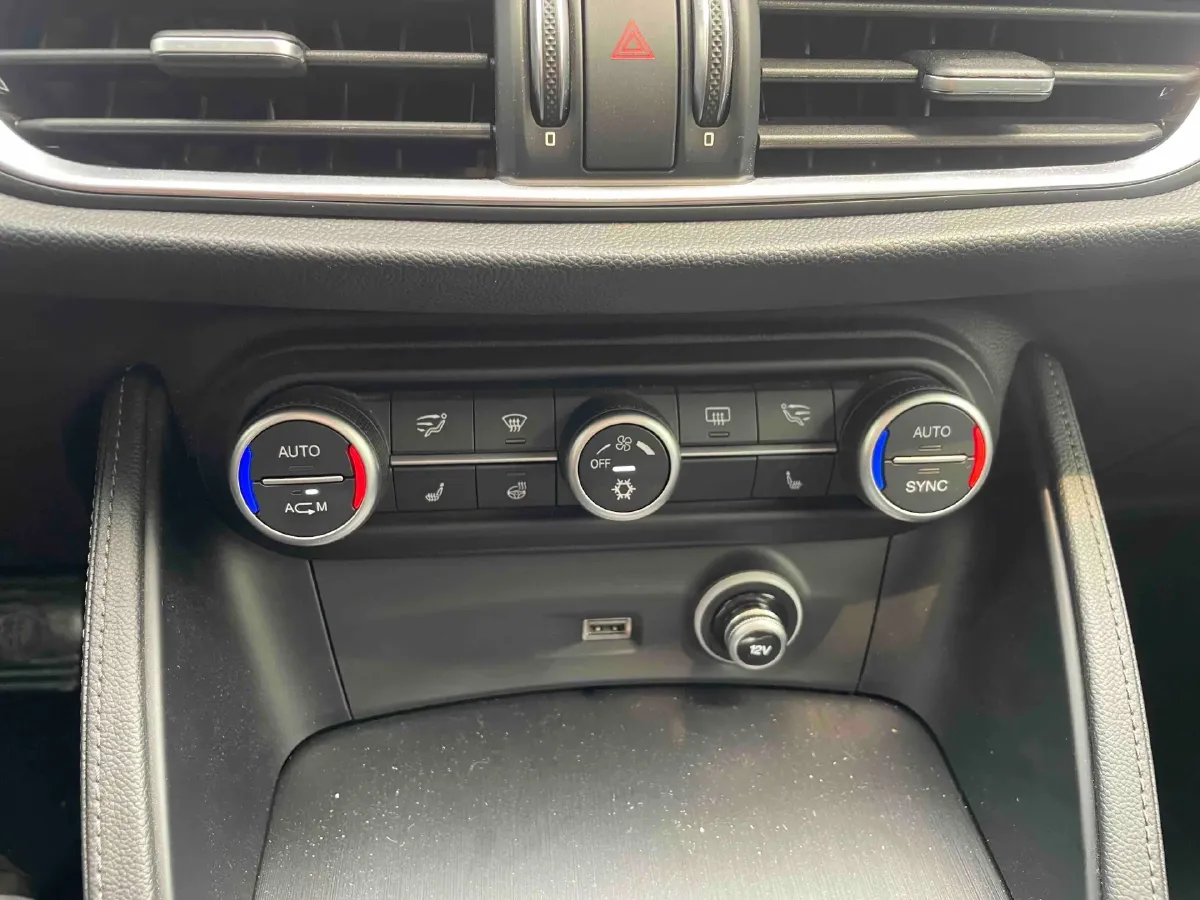 2017 Jaguar XE 2.0T 240HP L4 8AT,autocango,china used car exporter,china ev exporter,chinese used car exporter,chinese used ev exporter