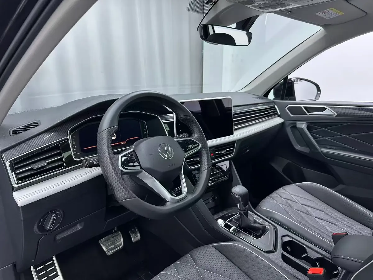 2023 Volkswagen Tiguan L 2.0T 186HP L4 7DCT,autocango,china used car exporter,china ev exporter,chinese used car exporter,chinese used ev exporter