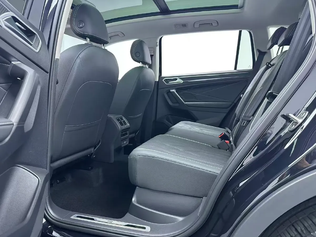 2023 Volkswagen Tiguan L 2.0T 186HP L4 7DCT,autocango,china used car exporter,china ev exporter,chinese used car exporter,chinese used ev exporter