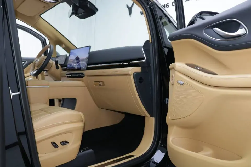 2025 Voyah Dream 1.5T 150HP L4 PHEV 41.7KWH,autocango,china used car exporter,china ev exporter,chinese used car exporter,chinese used ev exporter