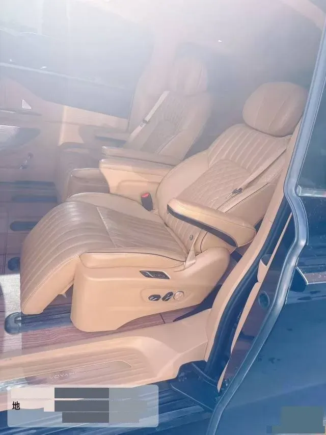 2024 Voyah Dream 1.5T 150HP L4 PHEV 43KWH,autocango,china used car exporter,china ev exporter,chinese used car exporter,chinese used ev exporter