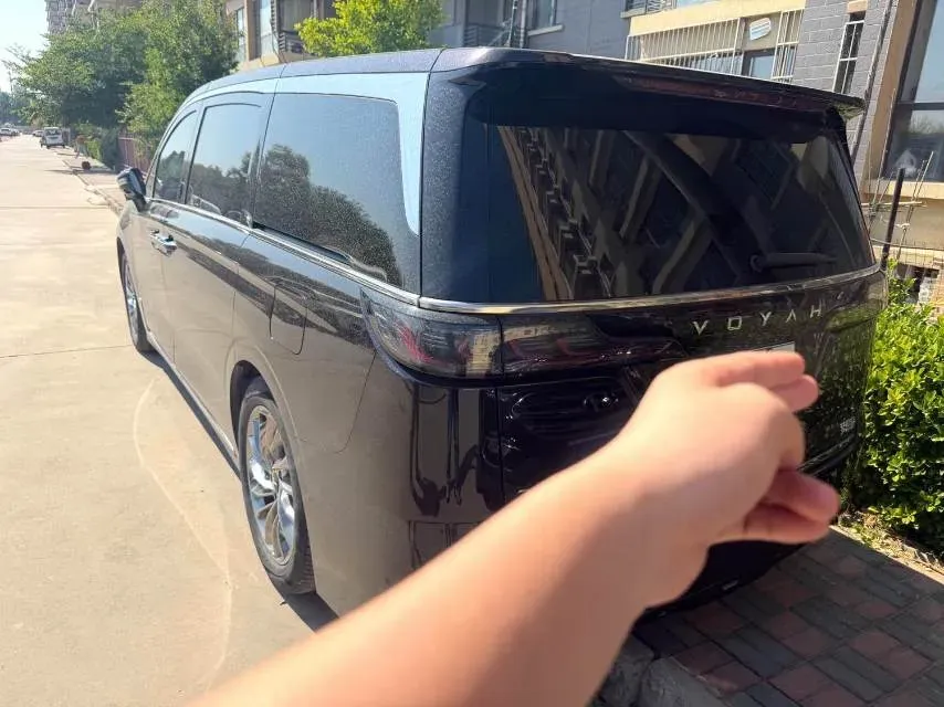 2024 Voyah Dream 1.5T 150HP L4 PHEV 43KWH,autocango,china used car exporter,china ev exporter,chinese used car exporter,chinese used ev exporter