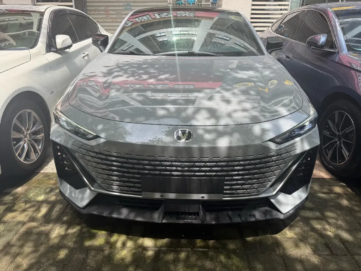 2022 ChangAn UNI-V 1.5T 188HP L4 7DCT,autocango,china used car exporter,china ev exporter,chinese used car exporter,chinese used ev exporter