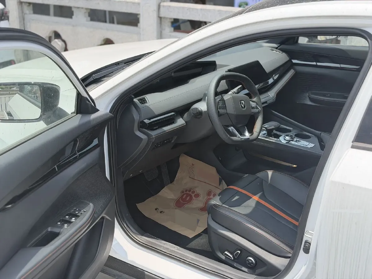 2024 ChangAn UNI-V 1.5T 188HP L4 7DCT,autocango,china used car exporter,china ev exporter,chinese used car exporter,chinese used ev exporter