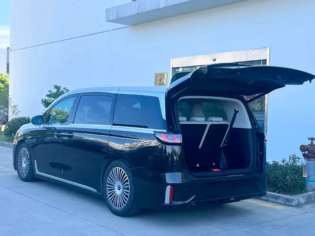 2025 Voyah Dream 1.5T 150HP L4 PHEV 41.7KWH,autocango,china used car exporter,china ev exporter,chinese used car exporter,chinese used ev exporter