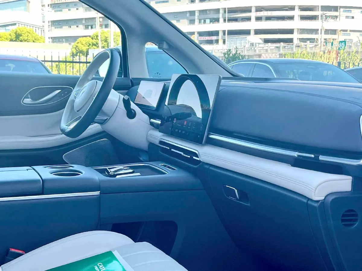 2025 Voyah Dream 1.5T 150HP L4 PHEV 41.7KWH,autocango,china used car exporter,china ev exporter,chinese used car exporter,chinese used ev exporter