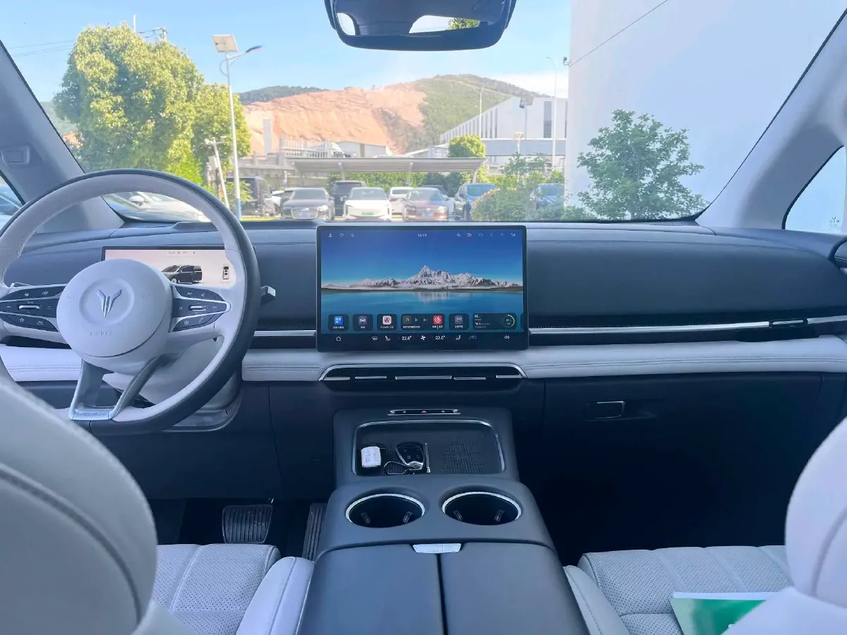 2025 Voyah Dream 1.5T 150HP L4 PHEV 41.7KWH,autocango,china used car exporter,china ev exporter,chinese used car exporter,chinese used ev exporter