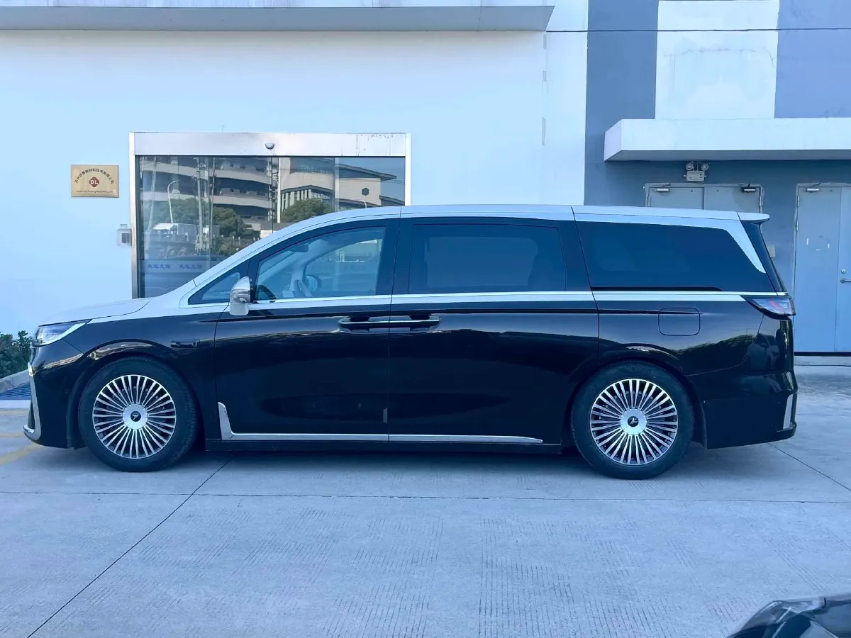 2025 Voyah Dream 1.5T 150HP L4 PHEV 41.7KWH,autocango,china used car exporter,china ev exporter,chinese used car exporter,chinese used ev exporter