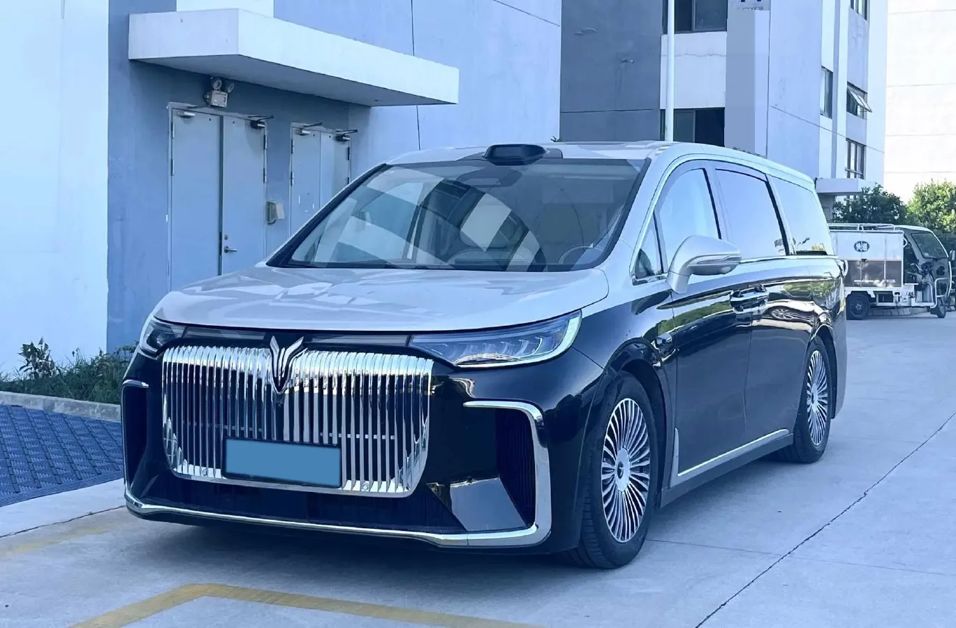 2025 Voyah Dream 1.5T 150HP L4 PHEV 41.7KWH,autocango,china used car exporter,china ev exporter,chinese used car exporter,chinese used ev exporter