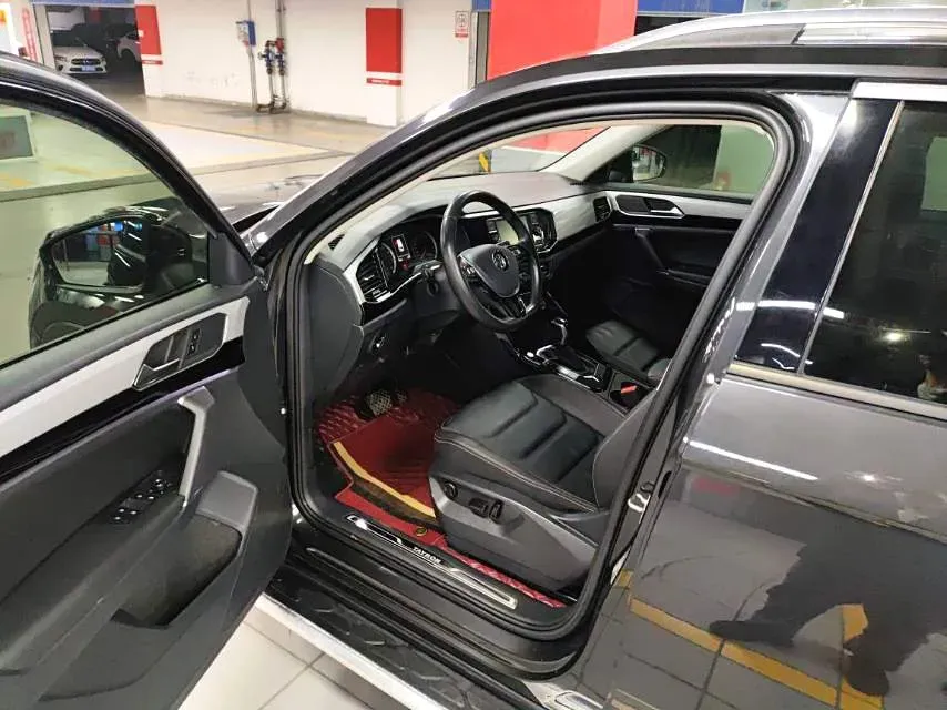 2019 Jeep Cherokee 2.0T 234HP L4 9AT,autocango,china used car exporter,china ev exporter,chinese used car exporter,chinese used ev exporter