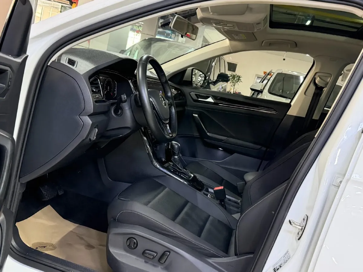 2022 Volkswagen T-Roc 1.4T 150HP L4 7DCT,autocango,china used car exporter,china ev exporter,chinese used car exporter,chinese used ev exporter