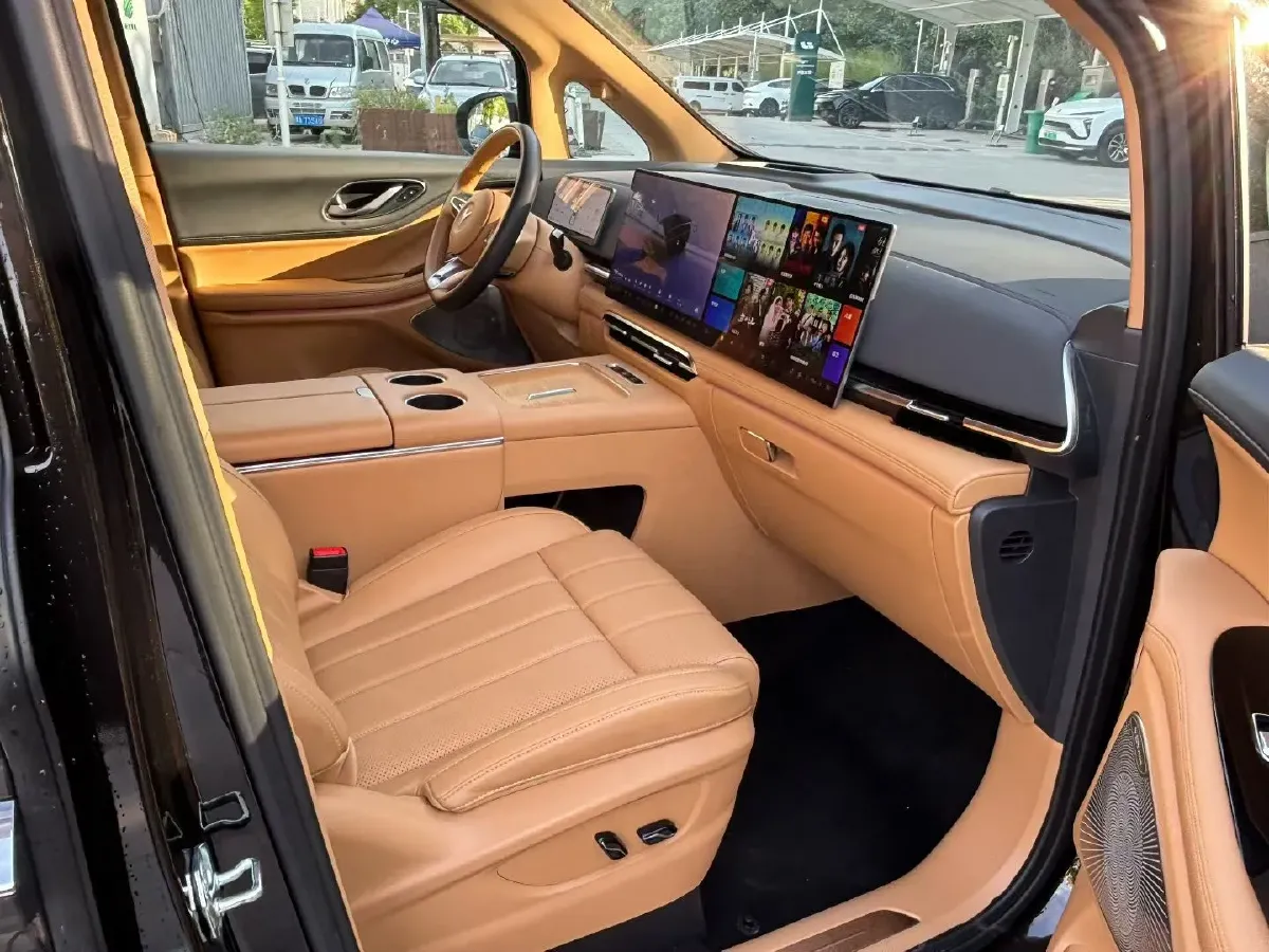 2025 Voyah Dream 1.5T 150HP L4 PHEV 41.7KWH,autocango,china used car exporter,china ev exporter,chinese used car exporter,chinese used ev exporter