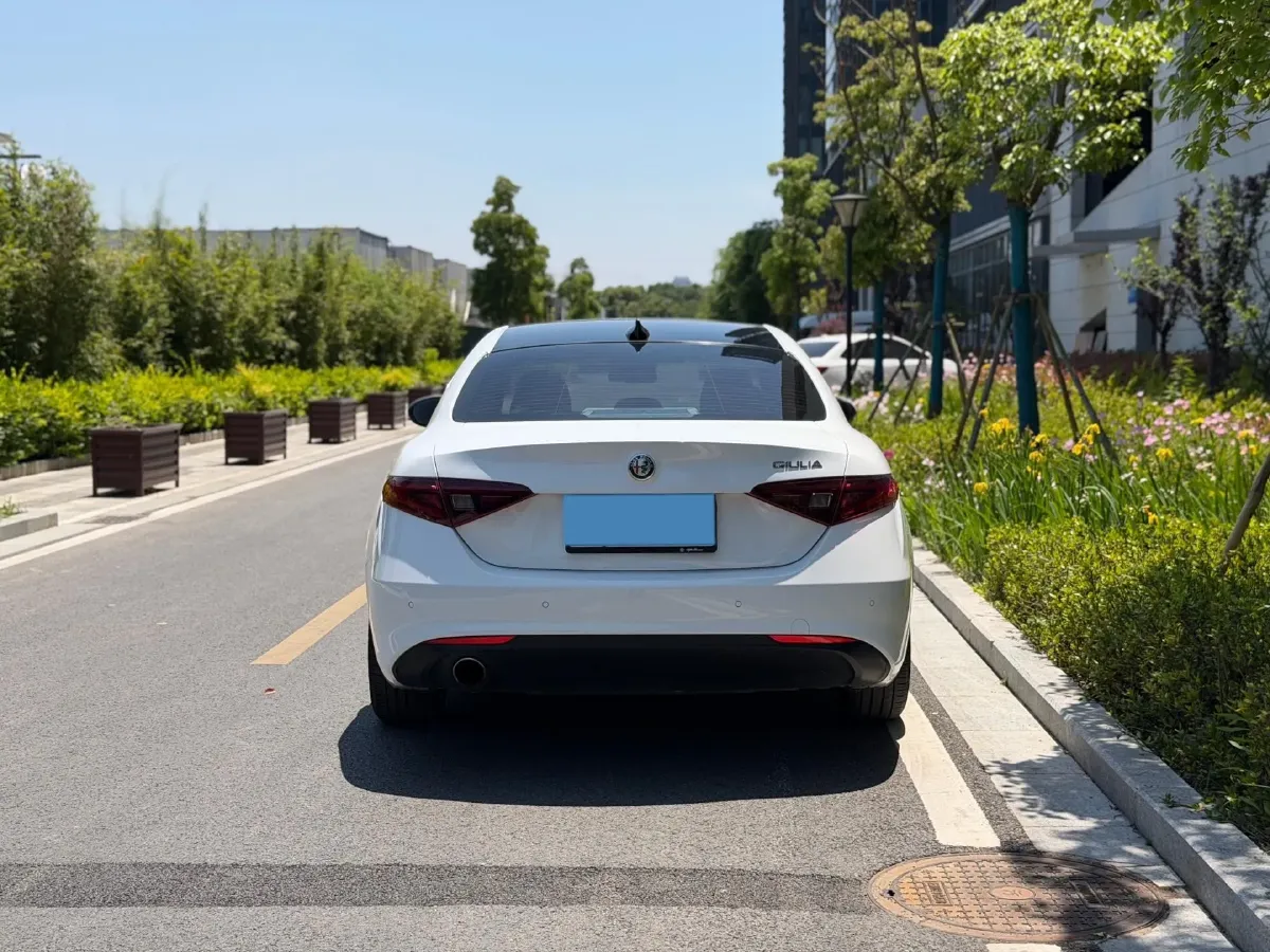 2017 Alfa Romeo Giulia 2.0T 200HP L4 8AT,autocango,china used car exporter,china ev exporter,chinese used car exporter,chinese used ev exporter