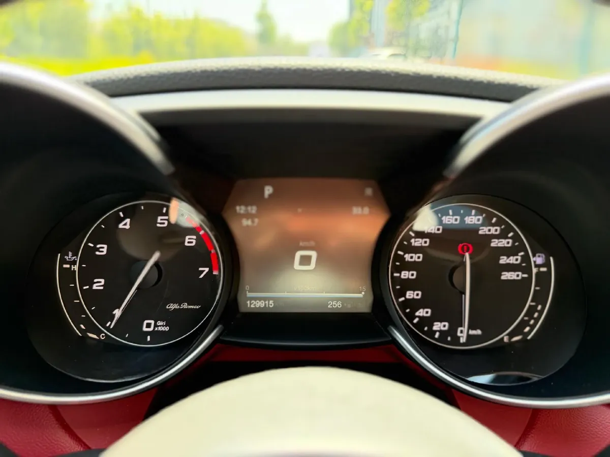 2017 Alfa Romeo Giulia 2.0T 200HP L4 8AT,autocango,china used car exporter,china ev exporter,chinese used car exporter,chinese used ev exporter