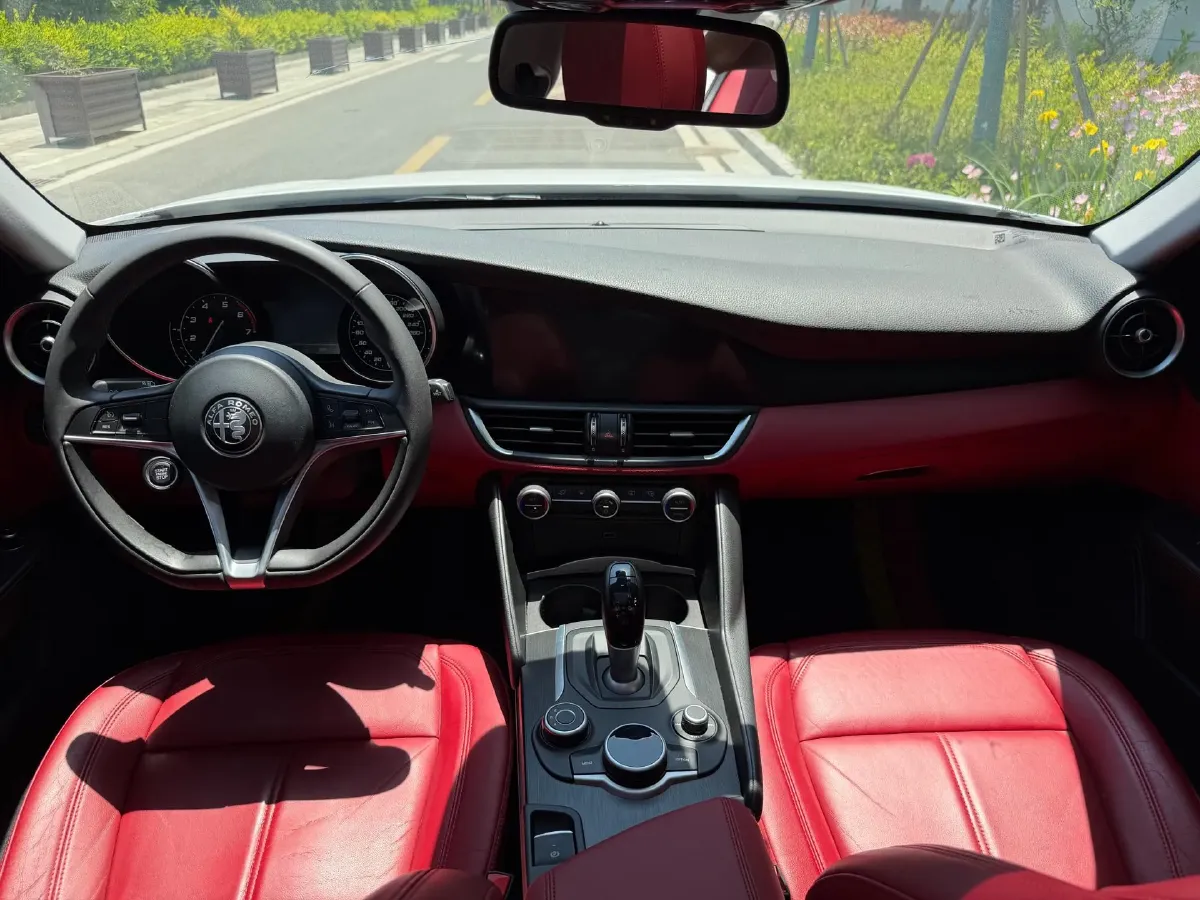 2017 Alfa Romeo Giulia 2.0T 200HP L4 8AT,autocango,china used car exporter,china ev exporter,chinese used car exporter,chinese used ev exporter