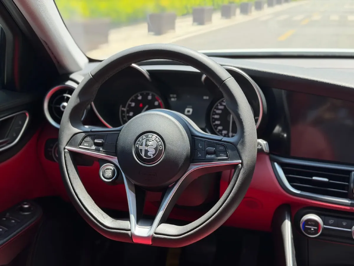 2017 Alfa Romeo Giulia 2.0T 200HP L4 8AT,autocango,china used car exporter,china ev exporter,chinese used car exporter,chinese used ev exporter