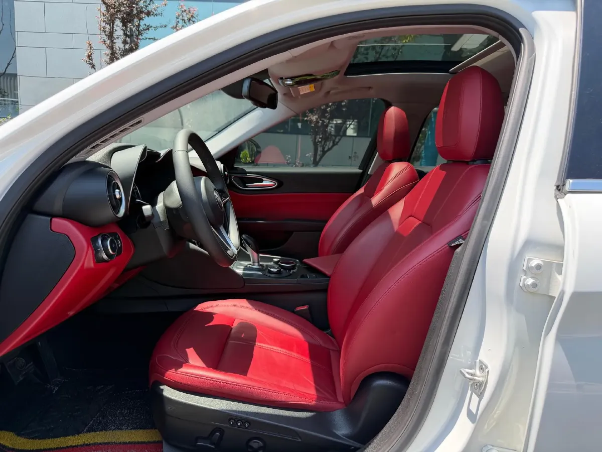2017 Alfa Romeo Giulia 2.0T 200HP L4 8AT,autocango,china used car exporter,china ev exporter,chinese used car exporter,chinese used ev exporter