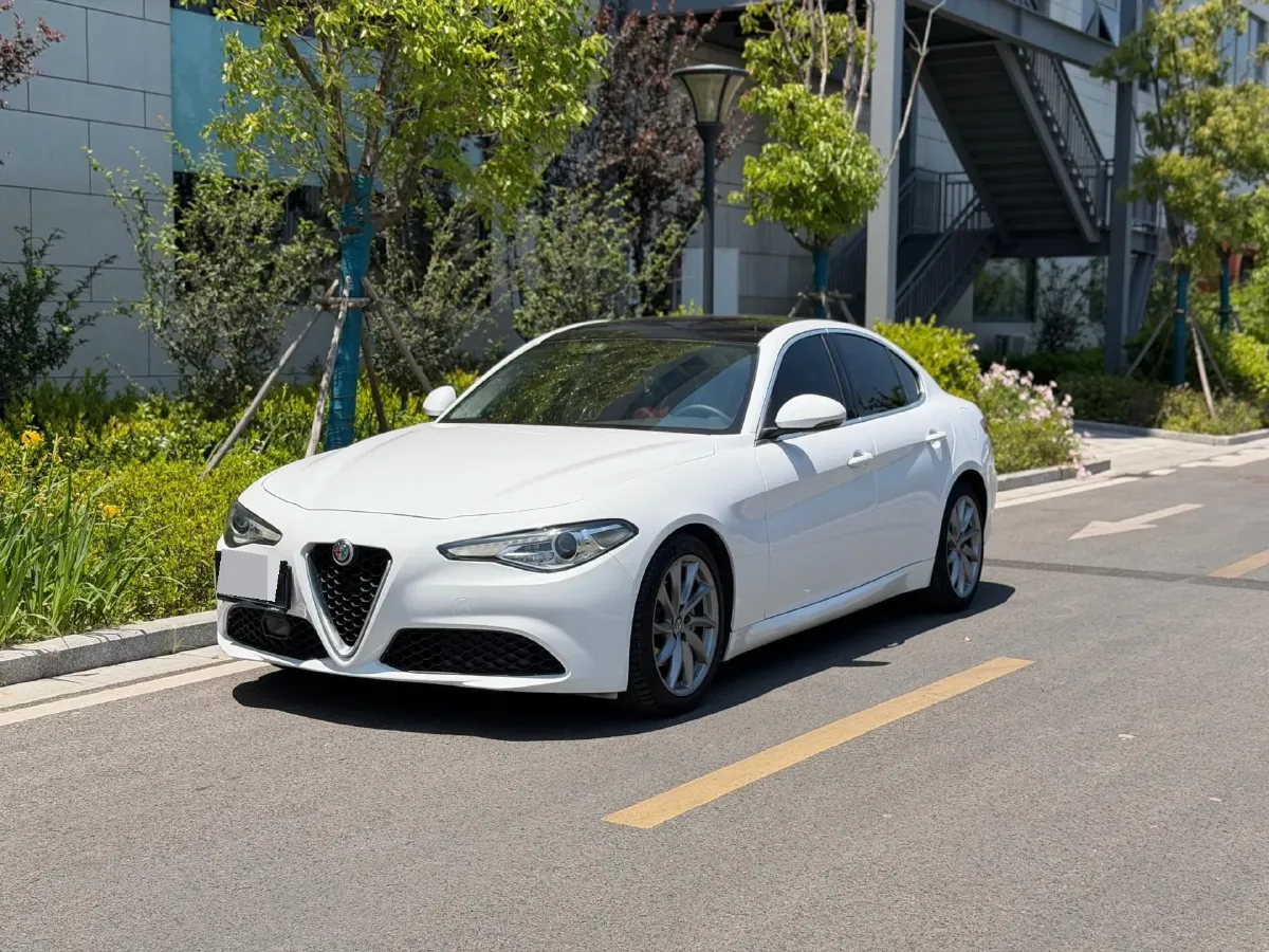 2017 Alfa Romeo Giulia 2.0T 200HP L4 8AT,autocango,china used car exporter,china ev exporter,chinese used car exporter,chinese used ev exporter