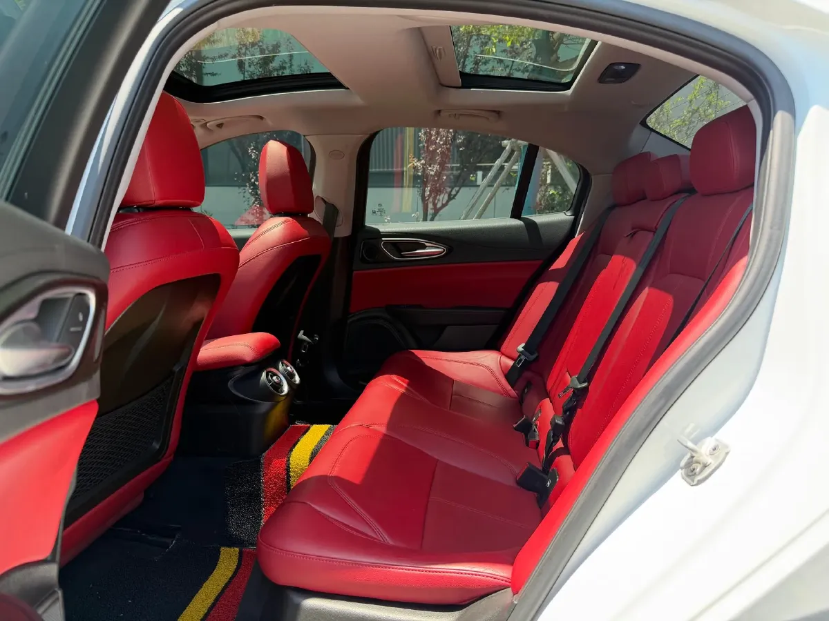2017 Alfa Romeo Giulia 2.0T 200HP L4 8AT,autocango,china used car exporter,china ev exporter,chinese used car exporter,chinese used ev exporter