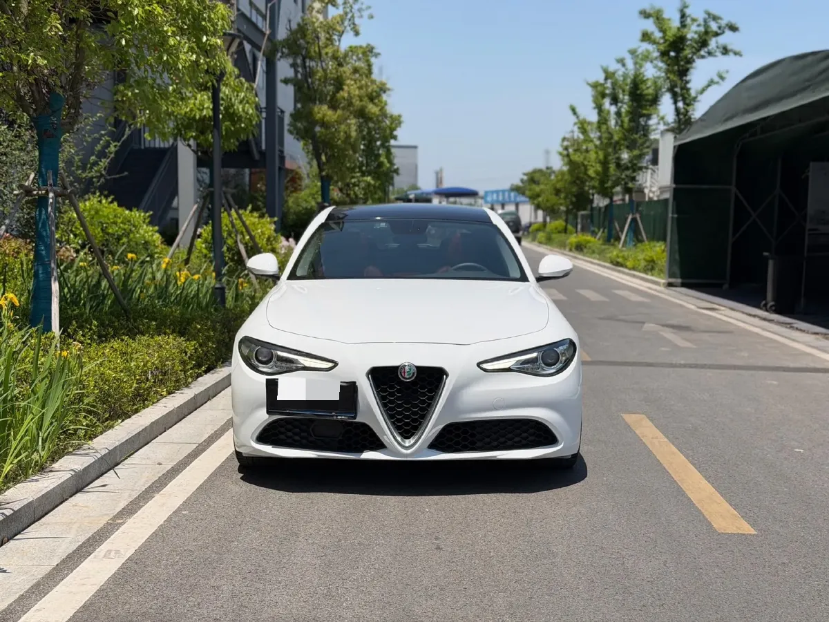 2017 Alfa Romeo Giulia 2.0T 200HP L4 8AT,autocango,china used car exporter,china ev exporter,chinese used car exporter,chinese used ev exporter